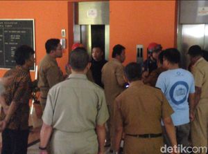 Petugas Damkar Evakuasi 2 PNS Pemkot Jaktim yang Terjebak di Lift
