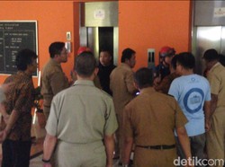Petugas Damkar Evakuasi 2 PNS Pemkot Jaktim yang Terjebak di Lift