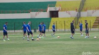 Ini merupakan latihan pertama timnas Islandia setelah menginjakkan kaki di Yogyakarta. Tim berjuluk Our Boys itu akan bertanding melawan Indonesia Selection di Stadion Maguwoharjo pada hari Kamis (11/1/2018).