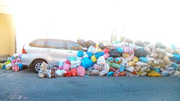 Parkir Sembarangan Mobil-mobil Ini Jadi Tempat Sampah Umum