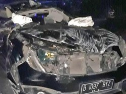 Kecelakaan di Semanggi, Sebuah Mobil Ringsek