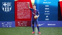 Coutinho kemudian muncul di lapangan Camp Nou. Foto: Albert Gea/Reuters