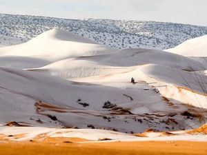 Salju Turun di Gurun Sahara