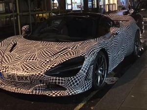 Mobil Super McLaren 3 Penumpang Sedang Parkir?