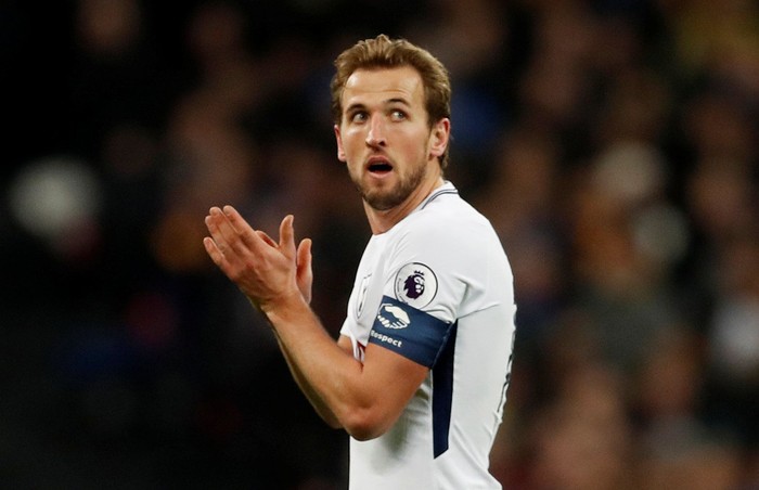 Soccer Football - FA Cup Third Round - Tottenham Hotspur vs AFC Wimbledon - Wembley Stadium, London, Britain - January 7, 2018   Tottenhams Harry Kane applauds fans as he is substituted off                   Action Images via Reuters/Matthew Childs