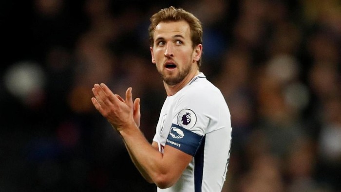 Soccer Football - FA Cup Third Round - Tottenham Hotspur vs AFC Wimbledon - Wembley Stadium, London, Britain - January 7, 2018   Tottenhams Harry Kane applauds fans as he is substituted off                   Action Images via Reuters/Matthew Childs
