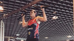 Foto: Kekarnya Mike Lewis yang Rajin Olahraga Meski Usia Mendekati Kepala Empat