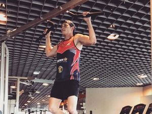 Foto: Kekarnya Mike Lewis yang Rajin Olahraga Meski Usia Mendekati Kepala Empat