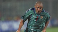 10. Pada tahun 1997, Ronaldo dilepas Barcelona ke Inter Milan dengan nilai 20 juta euro yang saat itu merupakan nilai pemecah rekor transfer dunia. (Foto: Shaun Botterill/Allsport/Getty Images)
