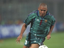 10. Pada tahun 1997, Ronaldo dilepas Barcelona ke Inter Milan dengan nilai 20 juta euro yang saat itu merupakan nilai pemecah rekor transfer dunia. (Foto: Shaun Botterill/Allsport/Getty Images)