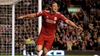 Liverpool merespons kepergian Torres dengan mendatangkan Andy Carroll dari Newcastle United seharga 35 juta paun, yang menandai dia sebagai pemain Inggris termahal. Namun, Carroll gagal memperlihatkan performa semahal harganya di atas lapangan usai hanya mencetak 11 gol dalam dua musim. Foto: Michael Regan/Getty Images