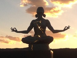 Kenalan Yuk, dengan Pematung Perunggu Bercahaya Paige Bradley