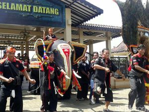 Warga Ponorogo Aksi Minta Gus Ipul Pilih Bupati Ipong