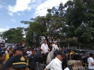 Dua DM Tunggangi Kuda ke Kantor KPU