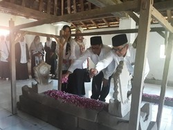 Ketua DPRD Madiun Nyekar Makam Leluhur Sebelum Daftar Cabup
