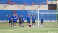 Rehidrasi pun menjadi penting bagi para pemain Islandia di tengah cuaca panas. Mereka menyiapkan banyak air minum selama latihan.
