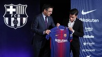 Bartomeu dan Coutinho berpose dengan jersey kandang Barcelona. Foto: Albert Gea/Reuters