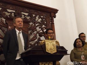 Bertemu Dubes Jerman, Sandi Ingin Buddy Bear Dipajang di Monas