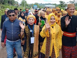 Pakai Baju Adat, Calon Independen Ini Daftar Pilwalkot Tarakan