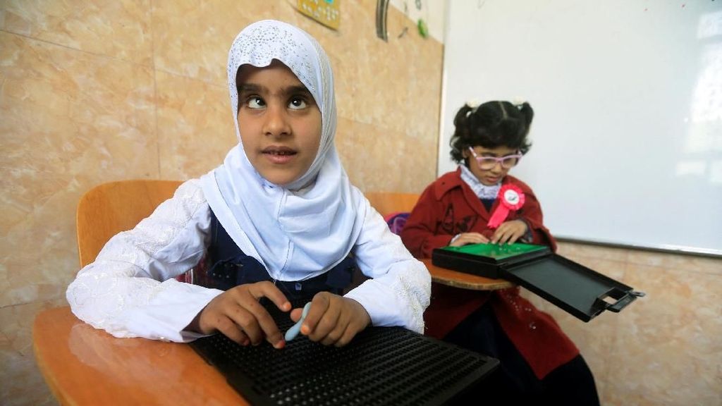 Melihat Semangat Anak Tunanetra di Irak Belajar Tulis dan Baca
