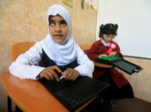 Melihat Semangat Anak Tunanetra di Irak Belajar Tulis dan Baca