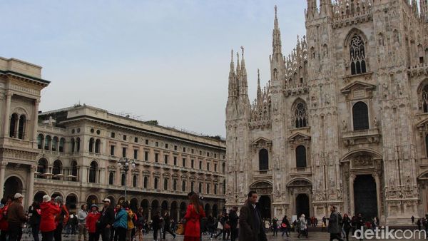 Foto: Merpati-merpati Cantik & Alun-alun Nyaman Kota Milan