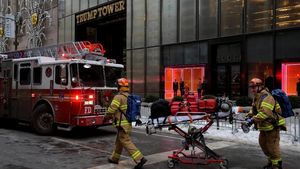 Foto: Aksi Pemadam Saat Trump Tower Kebakaran