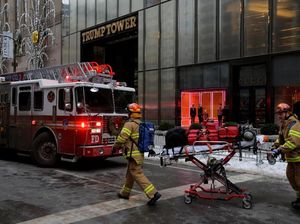 Foto: Aksi Pemadam Saat Trump Tower Kebakaran