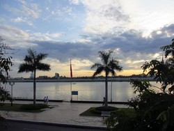 Enaknya Jalan Santai di Tepi Sungai Mekong