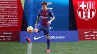 Meski sedang cedera, Coutinho memperlihatkan kebolehannya dalam memainkan bola. Foto: Albert Gea/Reuters