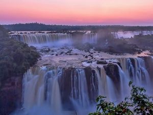 Foto: Air Terjun Raksasa di Perbatasan Dua Negara