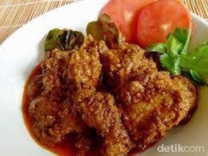 Semerbak Aromatik Saksang Ayam dengan Bumbu Andaliman yang Menggigit Semerbak Aromatik Saksang Ayam dengan Bumbu Andaliman yang Menggigit