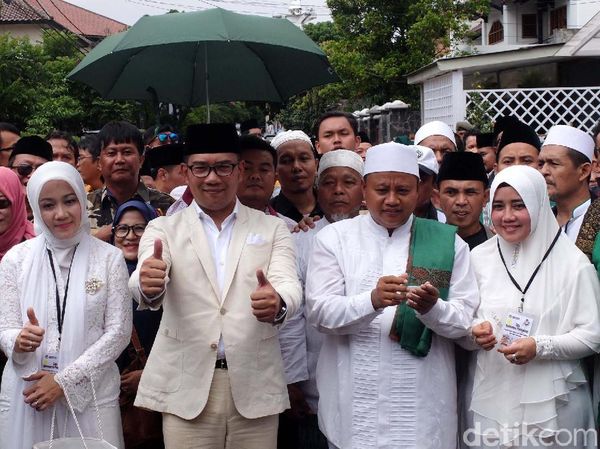 Ridwan Kamil-Uu Mendaftar ke KPU Jabar