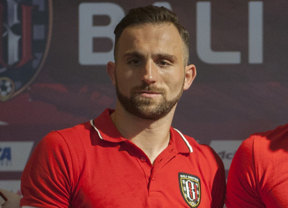 Pelatih Bali United, Widodo Cahyono Putro (kiri) bersama CEO Bali United Yabes Tanuri (kanan) memperkenalkan tiga pemain inti yaitu Ilija Spasojevic (kedua kiri), Kevin Brands (tengah) dan Nick Van Der Velden (kedua kanan) dalam konferensi pers di Denpasar, Bali, Kamis (14/12). Klub sepak bola Bali United menyiapkan pemain baru untuk menghadapi Piala AFC 2018, Piala Presiden dan Liga 1 Indonesia 2018. ANTARA FOTO/Nyoman Budhiana/ama/17.