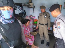 Pertengkaran Pasutri Ini Memaksa Satpol PP dan Polisi Turun Tangan