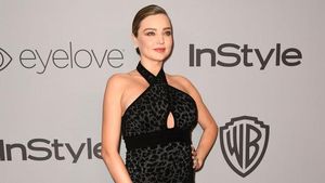 Perut Makin Besar, Aura Cantik Miranda Kerr Makin Bersinar