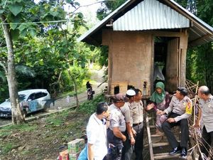 Kapolres Kunjungi Nenek Tunadaksa yang Urus Anak Cacat Mental