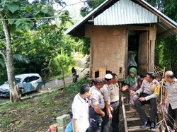 Kapolres Kunjungi Nenek Tunadaksa yang Urus Anak Cacat Mental