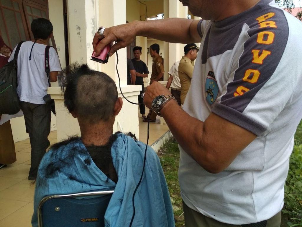 Ditangkap Satpol PP, Anak Punk di Banda Aceh Dibotakin