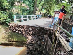 Jembatan Ambrol Belum Diperbaiki, Warga Pasuruan Memutar Sejauh 3 Km