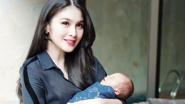 Resmi Jadi Orangtua, Ini Senyum Bahagia Sandra Dewi dan Suami