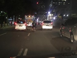 Rambu Masih Terpasang, Sudah Ada Motor yang Melintas di Thamrin