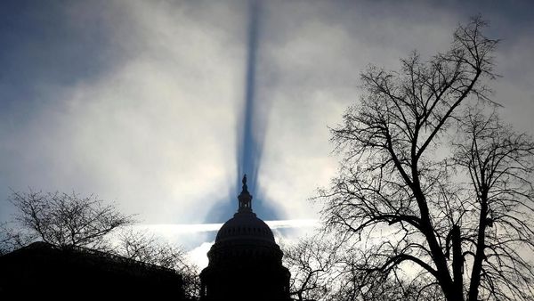 Bayangan Muncul di Balik Gedung Parlemen AS, Ada Apa?