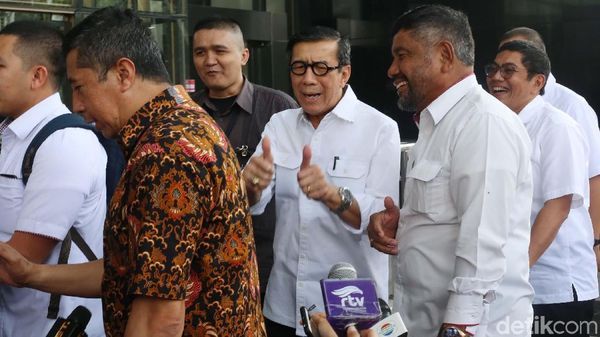 Jempol Yasonna Laoly Sebelum Diperiksa KPK Soal e-KTP