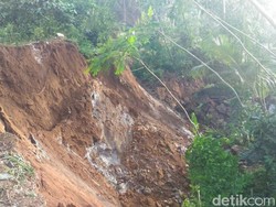 Ngeri! Ada Tanah Bergerak Melorot di Banjarnegara