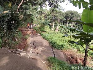 Jalan Antar Desa di Kabupaten Semarang Ini Amblas Hingga 2 Meter