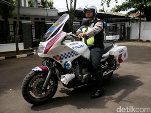 Saat Libur, Petugas Patwal Ini Juga Bantu Istri Bikin Kue Saat Libur, Petugas Patwal Ini Juga Bantu Istri Bikin Kue