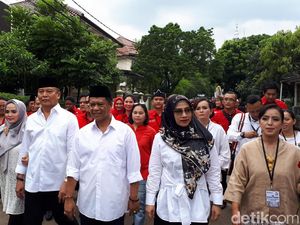Tampil Berkemeja Putih, Pasangan Hasanah Daftar ke KPU Jabar