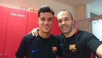 Andres Iniesta juga tak mau ketinggalan menyambut Coutinho. Gelandang senior Barca itu foto bersama di ruang ganti dan mengunggahnya di Twitter dengan caption ucapan selamat datang. (Foto: Twitter @andresiniesta8)