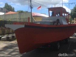 Naik Replika Kapal Ikan, Irjen Murad-Barnabas Daftar ke KPU Maluku